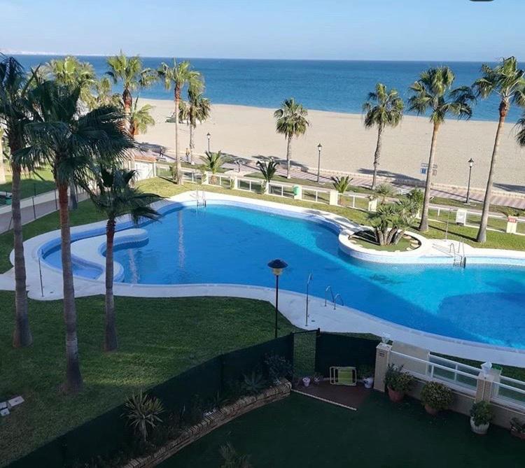 Primera Linea De Playa Roquetas de Mar Esterno foto