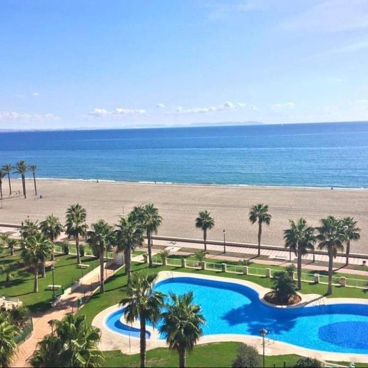 Primera Linea De Playa Roquetas de Mar Esterno foto